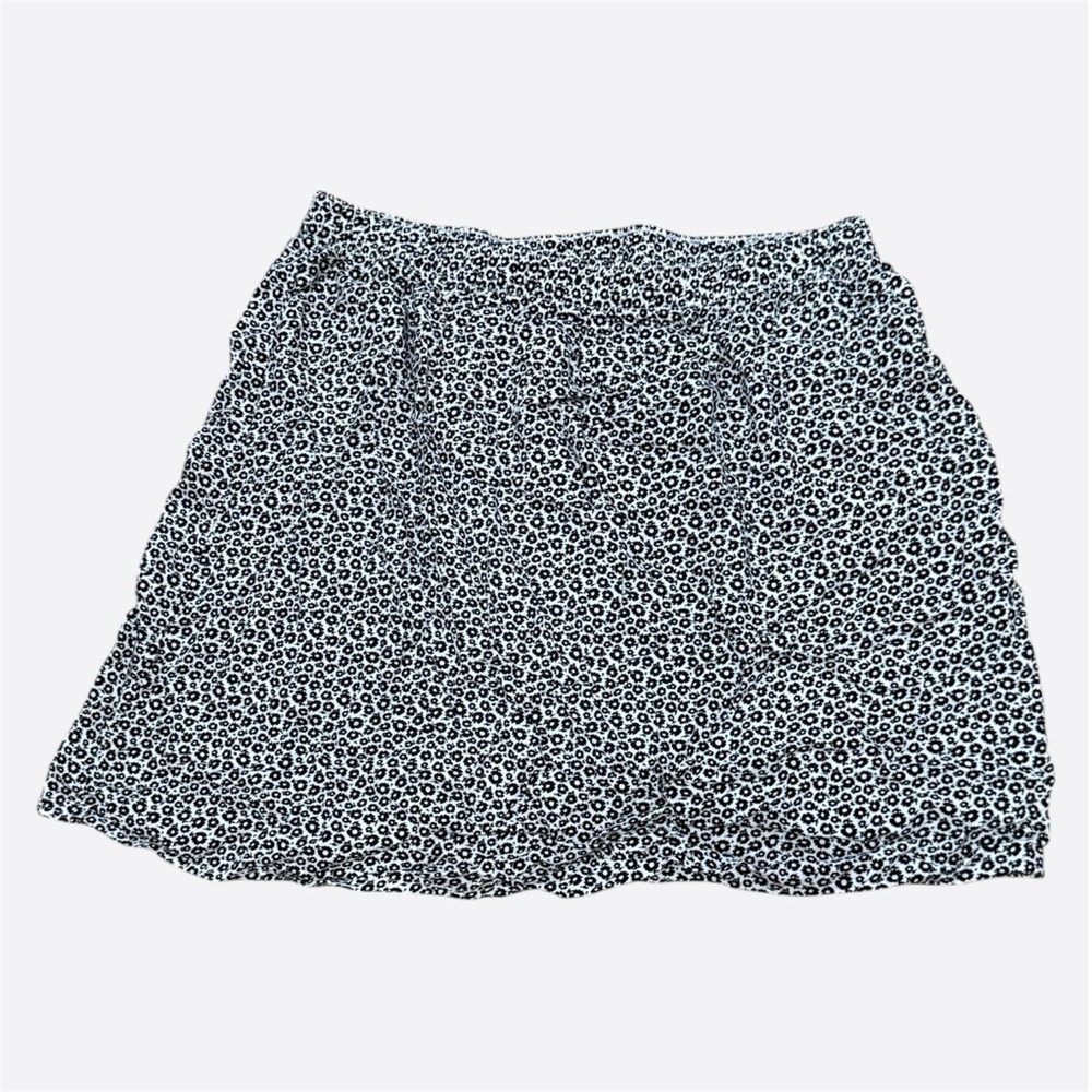 H&M Divided Black & White Floral Mini Skirt size 8